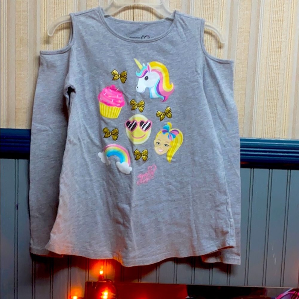grey long sleeve shirt